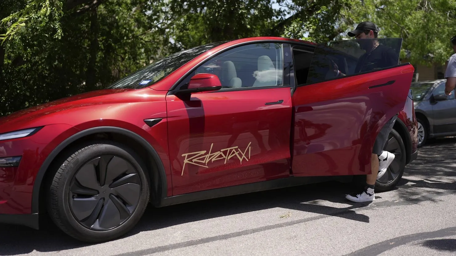 Tesla məhdud imkanlı insanlar üçün xüsusi Robotaxi hazırlayır