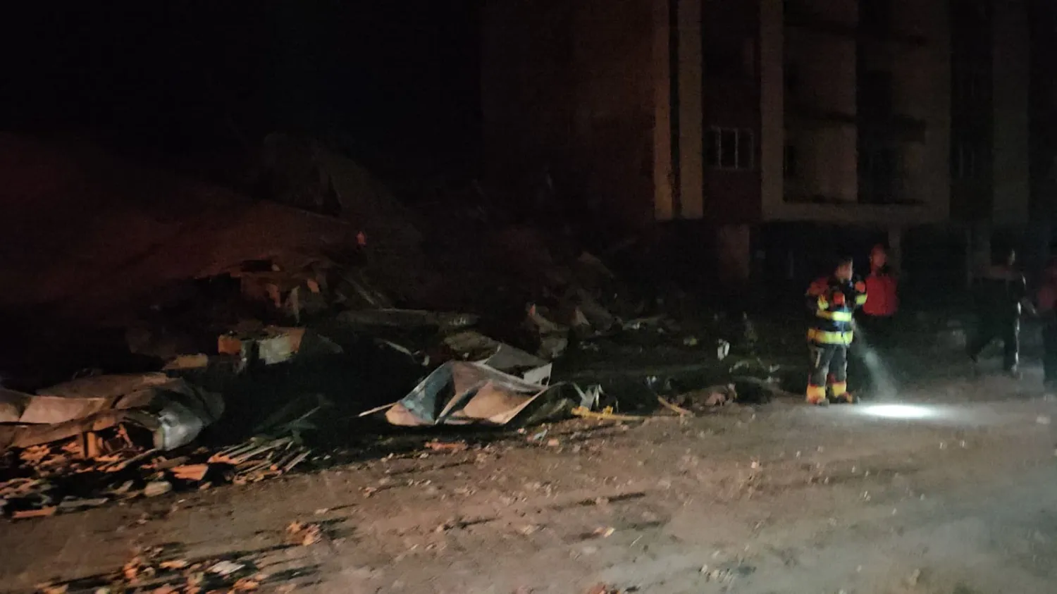 Türkiyənin Balıkesir bölgəsində 6.1 ballıq zəlzələ: Dağılan binalar var