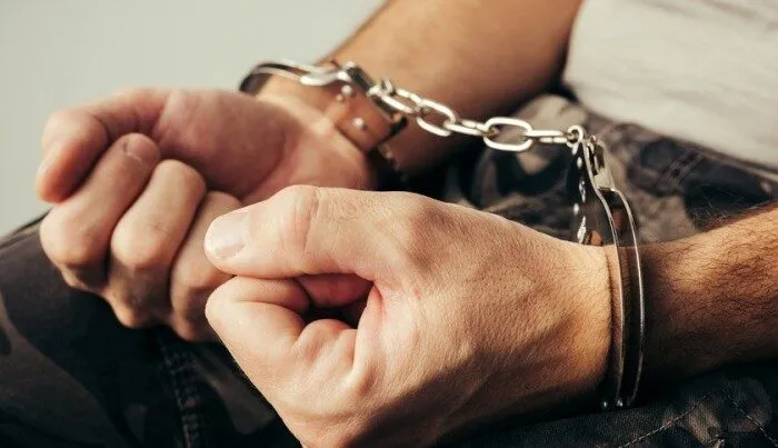 Balakəndə kişi mesaja görə bacanağını və arvadını bıçaqladı 