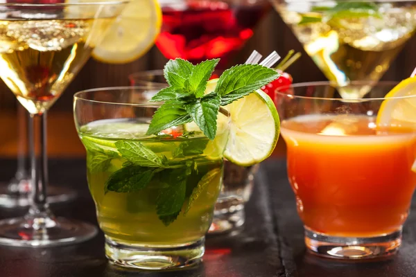 Milyonlarla insanın etdiyi səhv:     Bu şirələr alkoqolun zərərini artıra bilər